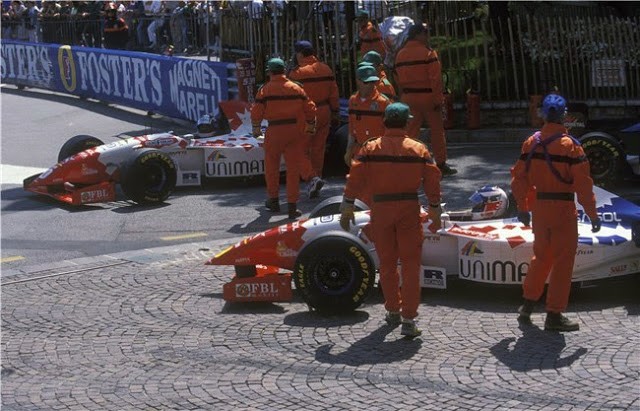 Taki (vzadu) startoval častěji z únikových zón než ze startovního roštu