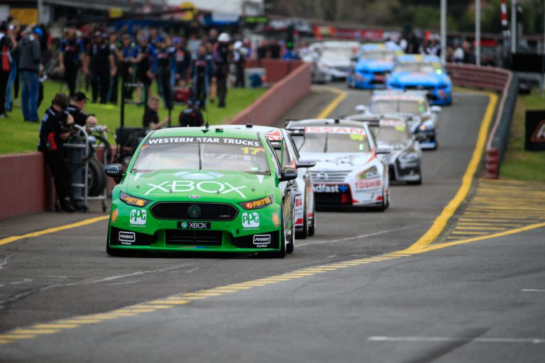 2_-_pit_lane_-_qualifying_race_1_-_wilson_security_sandown_500_-_2015