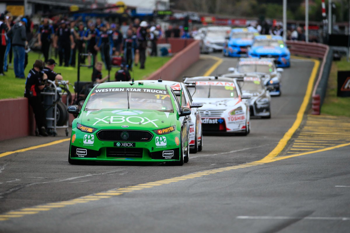 2_-_pit_lane_-_qualifying_race_1_-_wilson_security_sandown_500_-_2015