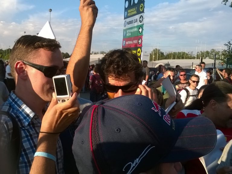 Blíž už se v davu k jezdci jako je Webber nedostanete a dobrou společnou fotku očekávat přes nával lidí nemůžete.